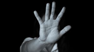 Una mujer levantando su mano. Foto: EITB Media