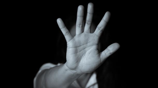 Una mujer levantando su mano. Foto: EITB Media