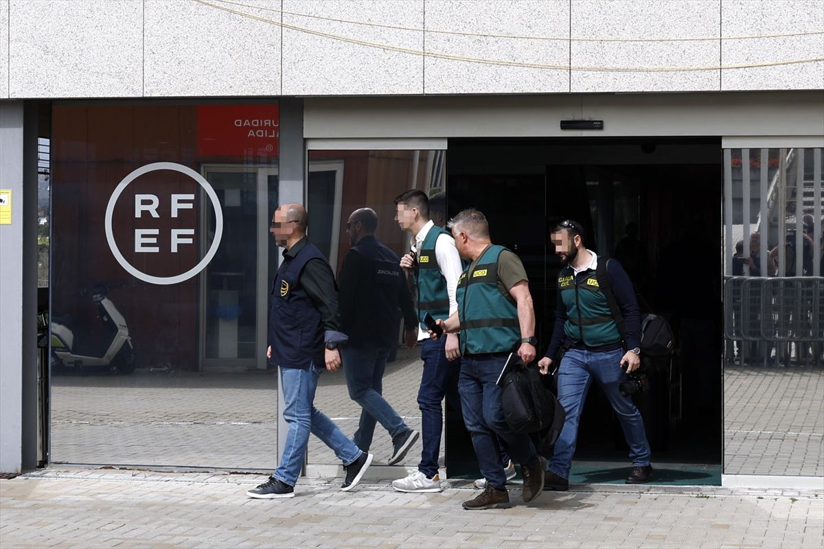Agentes de la UCO en la sede de la RFEF. Foto: EFE
