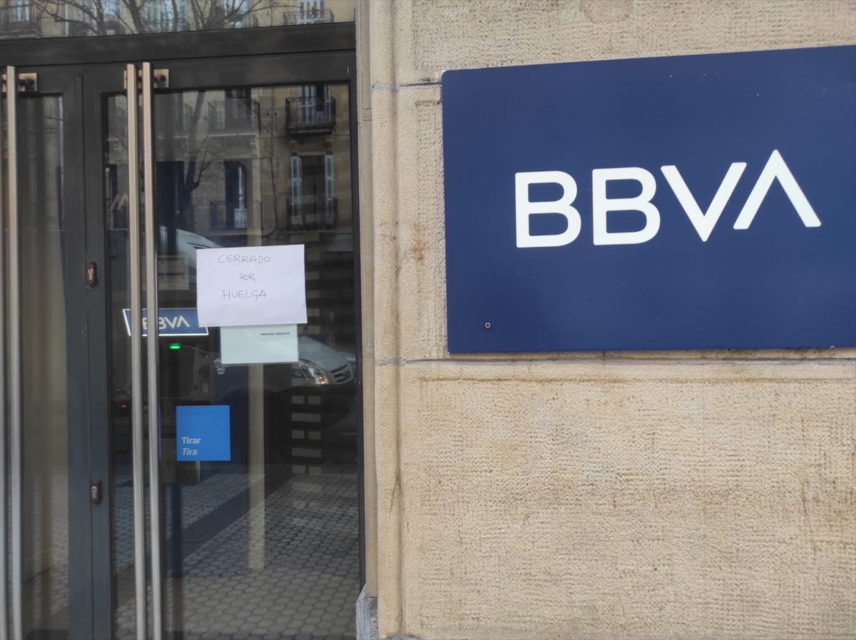 Sucursal del BBVA en Donostia / San Sebastián cerrado por la huelga
