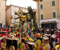 ¡Los vecinos luchan por la Copa del Carnaval de la Toscana! ¿Qué facción ganará? 
