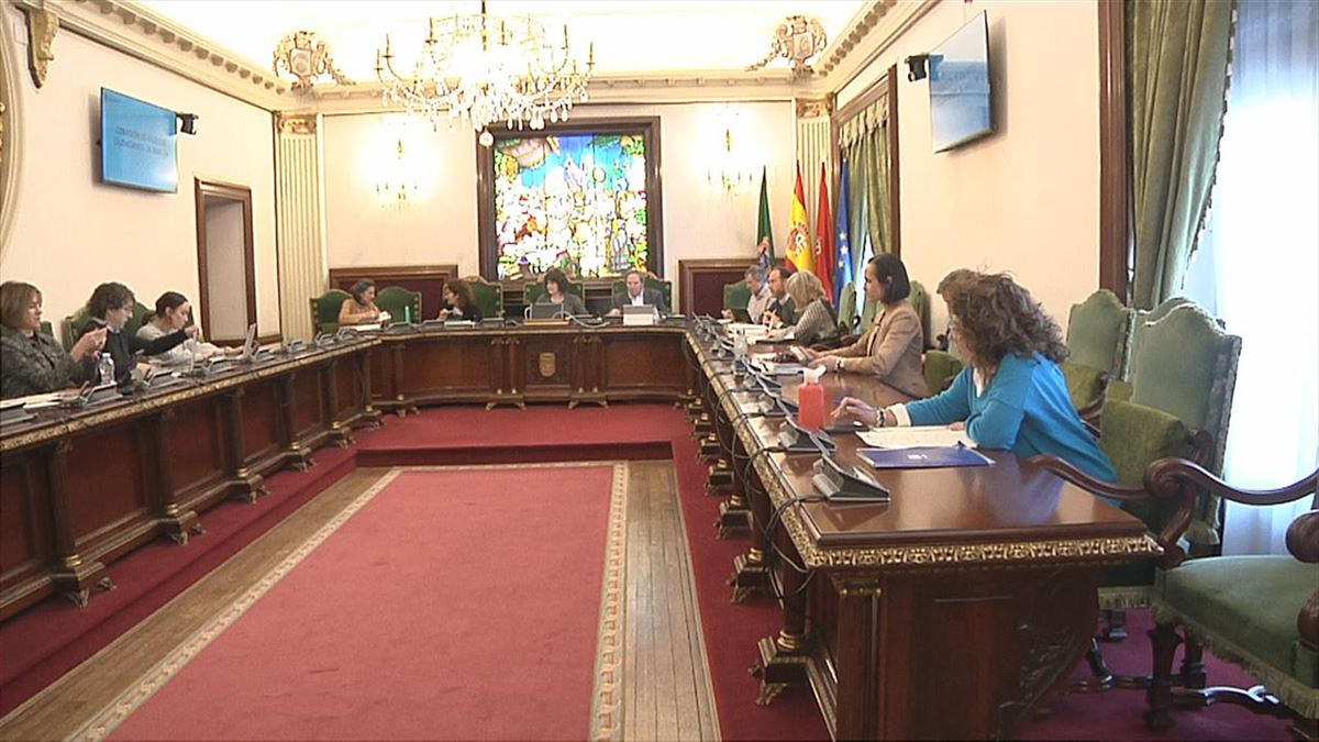 Comisión de Presidencia en el Ayuntamiento de Pamplona, este martes. Imagen: EITB