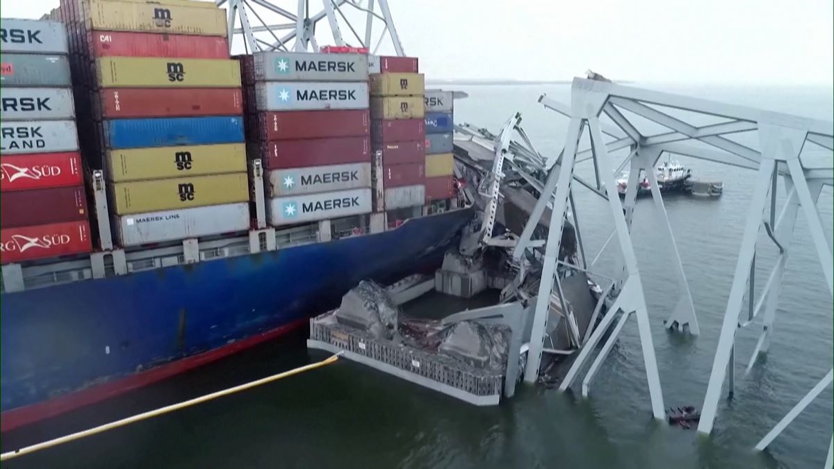Contenedores en el barco. Imagen obtenida de un vídeo de EITB Media.
