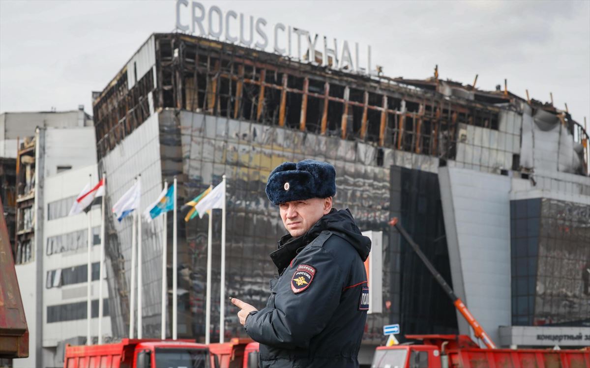 Un policía ruso vigila las inmediaciones del Crocus City Hall, una semana después del atentado. 