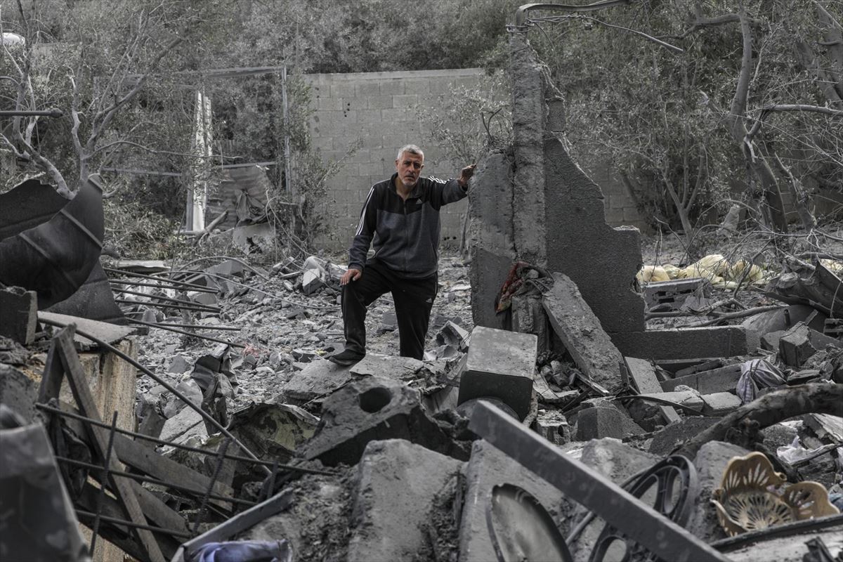 Un hombre observa las ruinas de su casa, en Gaza. EFE. 