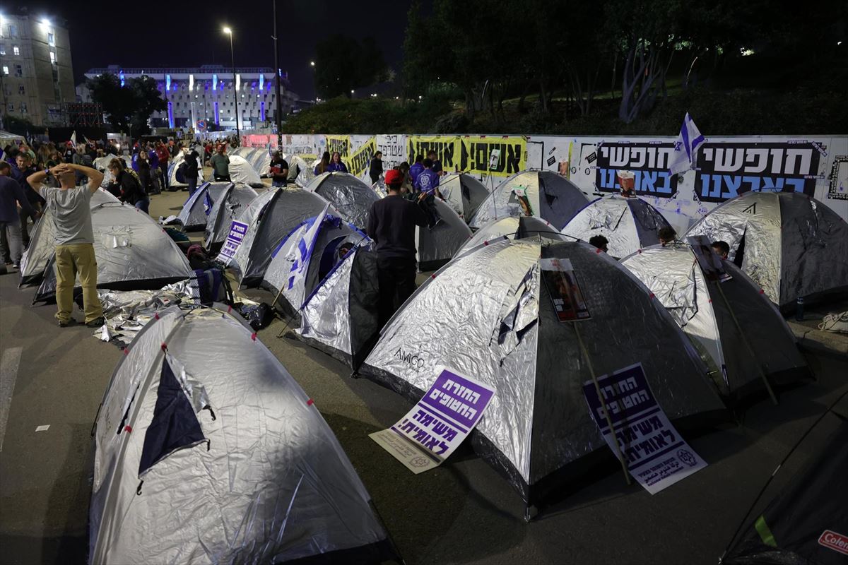 Acampada antigubernamental frente al Parlameto israelí. Foto: EFE