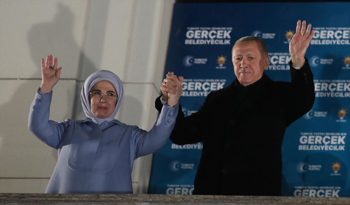 Erdogan, junto a su esposa, saluda sus seguidores. EFE