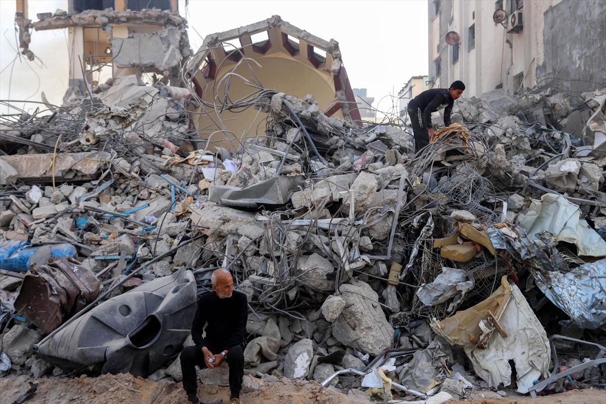 Varios palestinos entre los escombros del Hospital Al Shifa, bombardeado por Israel. 