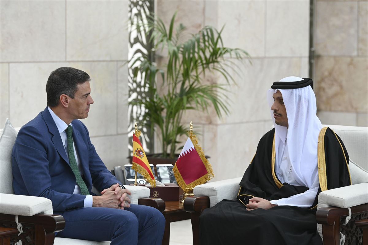 Pedro Sánchez junto al primer ministro de Catar, Mohammed bin Abdulrahman bin Jassim Al-Thani. EFE