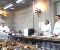 Paco Etxeberria muestra a Pedro Sánchez los entresijos del laboratorio forense de Cuelgamuros