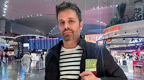 Xavier Colás en el aeropuerto después de salir de Rusia