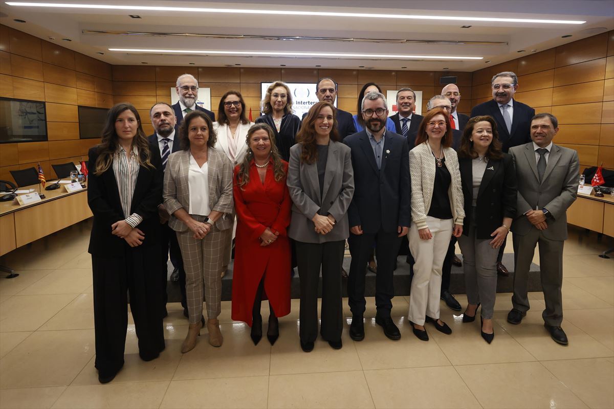 Todos los consejeros de Salud junto a la ministra de Sanidad, Mónica García. Foto: EFE