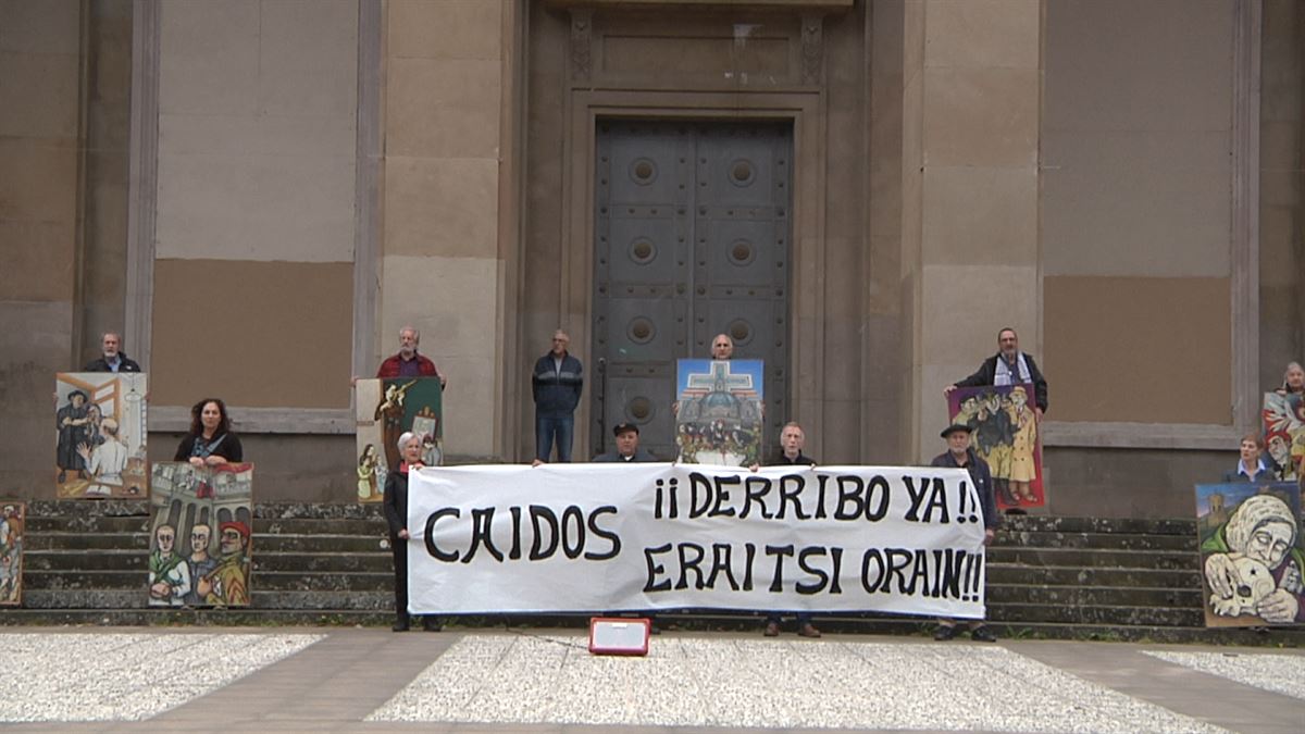 Protesta para exigir el derribo del Monumento a los Caídos en Pamplona. Imagen: EITB