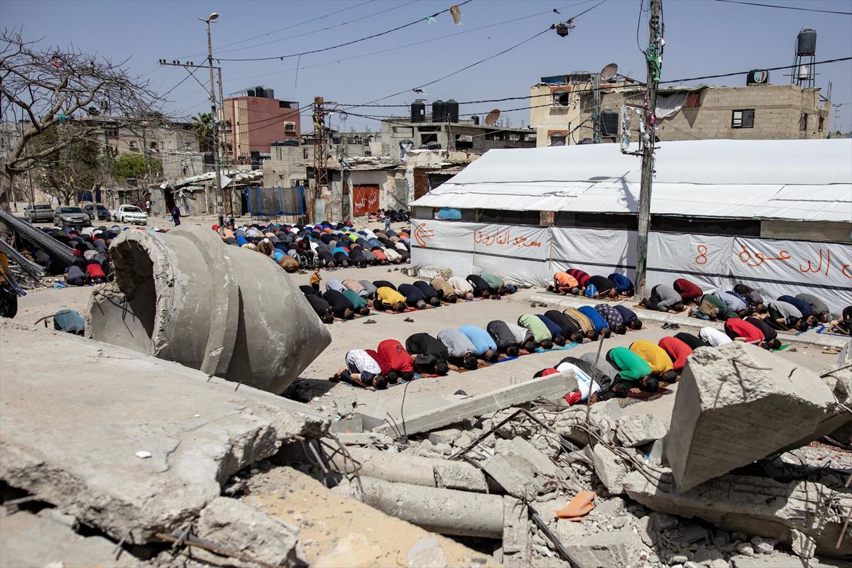 Rezos del último viernes del Ramadán entre escombros, en Gaza. EFE. 