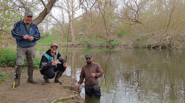 Félix, Aitor y Josu nos llevan de pesca al río Zadorra.