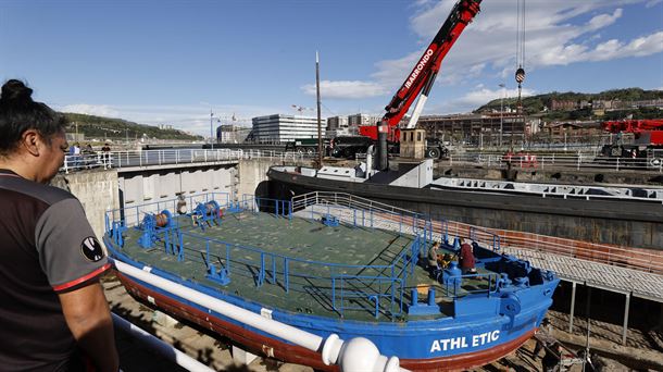 La gabarra 'Athletic' espera en el Superpuerto, para el recibimiento. Foto: EFE. 