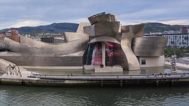 El Guggenheim, con la proyección ''Shoot Strokes'' de Darío Urzay en su fachada
