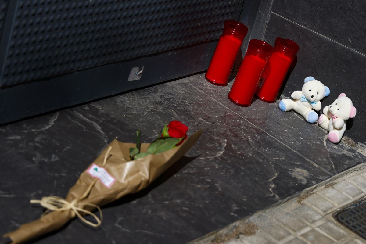 Flores y peluches depositadas en la entrada de la vivienda de la mujer y niños asesinados. 