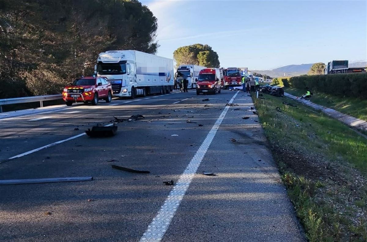 Choque entre un camión y un coche en la AP-15, en Olite. Foto: Bomberos de Navarra