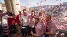 Iker Muniain dirige la celebración de los jugadores del Athletic en la&#8230;