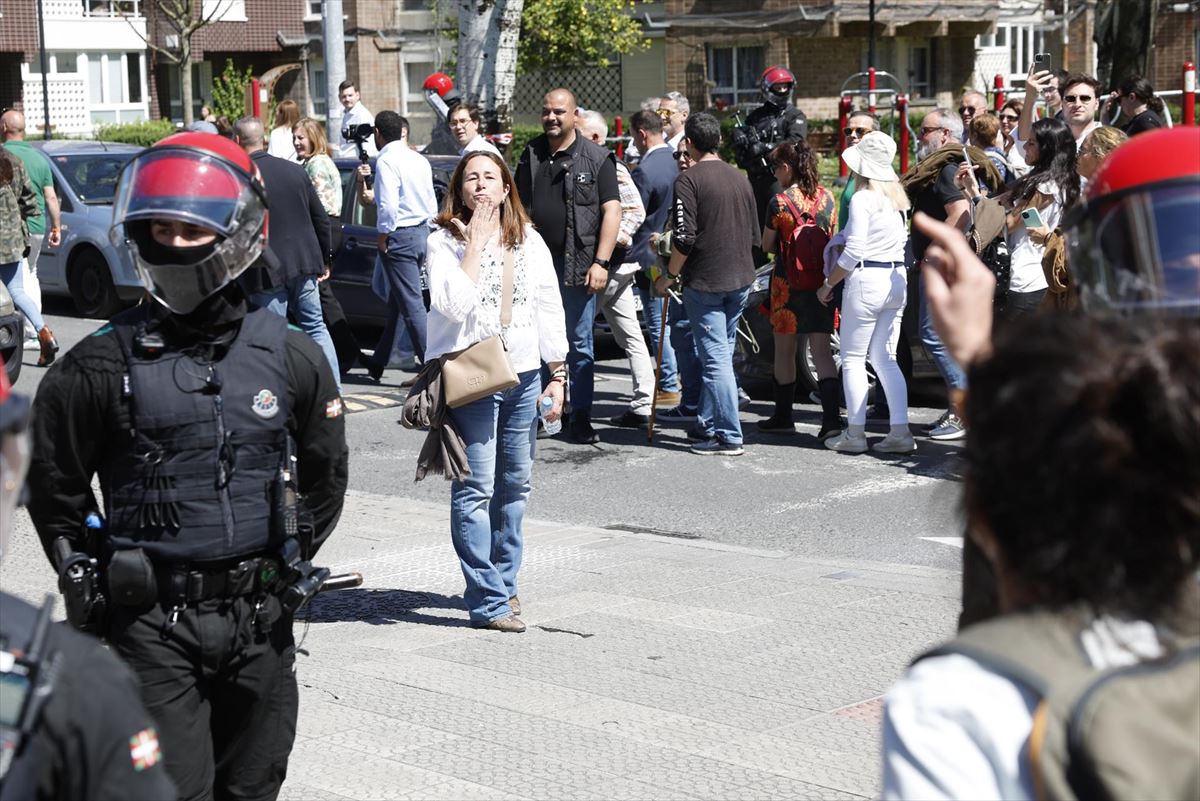 Una militante de Vox increpa a varios vecinos de Getxo. EFE. 