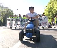 Cientos de agricultores piden en Pamplona respeto para el sector agrario navarro