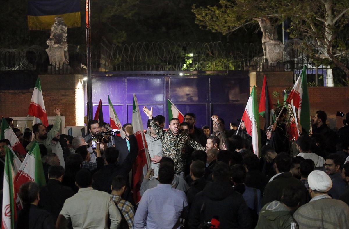 Iraníes celebran el ataque contra Israel. Foto: EFE