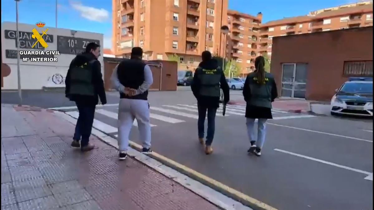Momento de la detención. Imagen obtenida de un vídeo de la Guardia Civil.