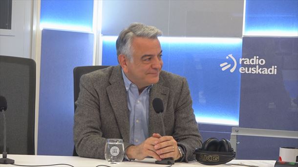 Javier de Andrés en los estudios de Radio Euskadi