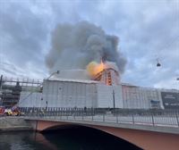 Un incendio en la histórica Bolsa de Copenhague causa el derrumbe de su icónico chapitel