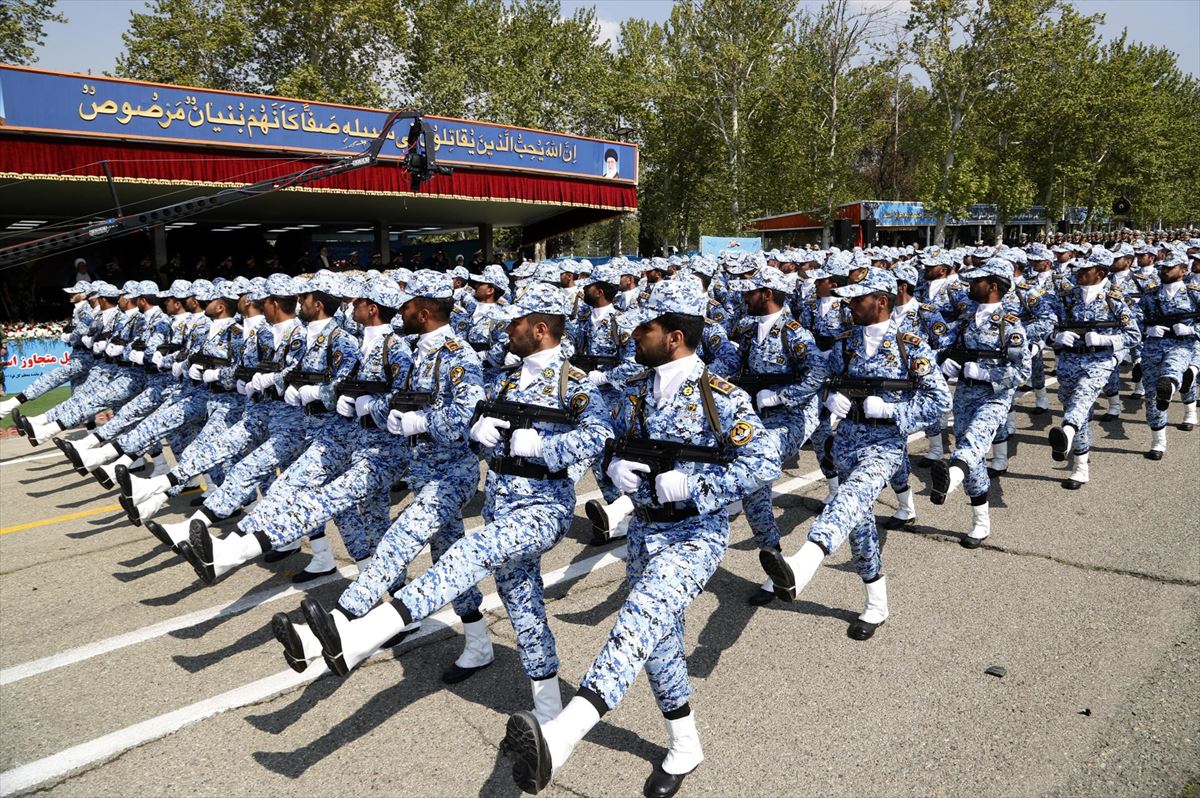 Soldados iraníes durante el desfile en Teherán. Foto: EFE