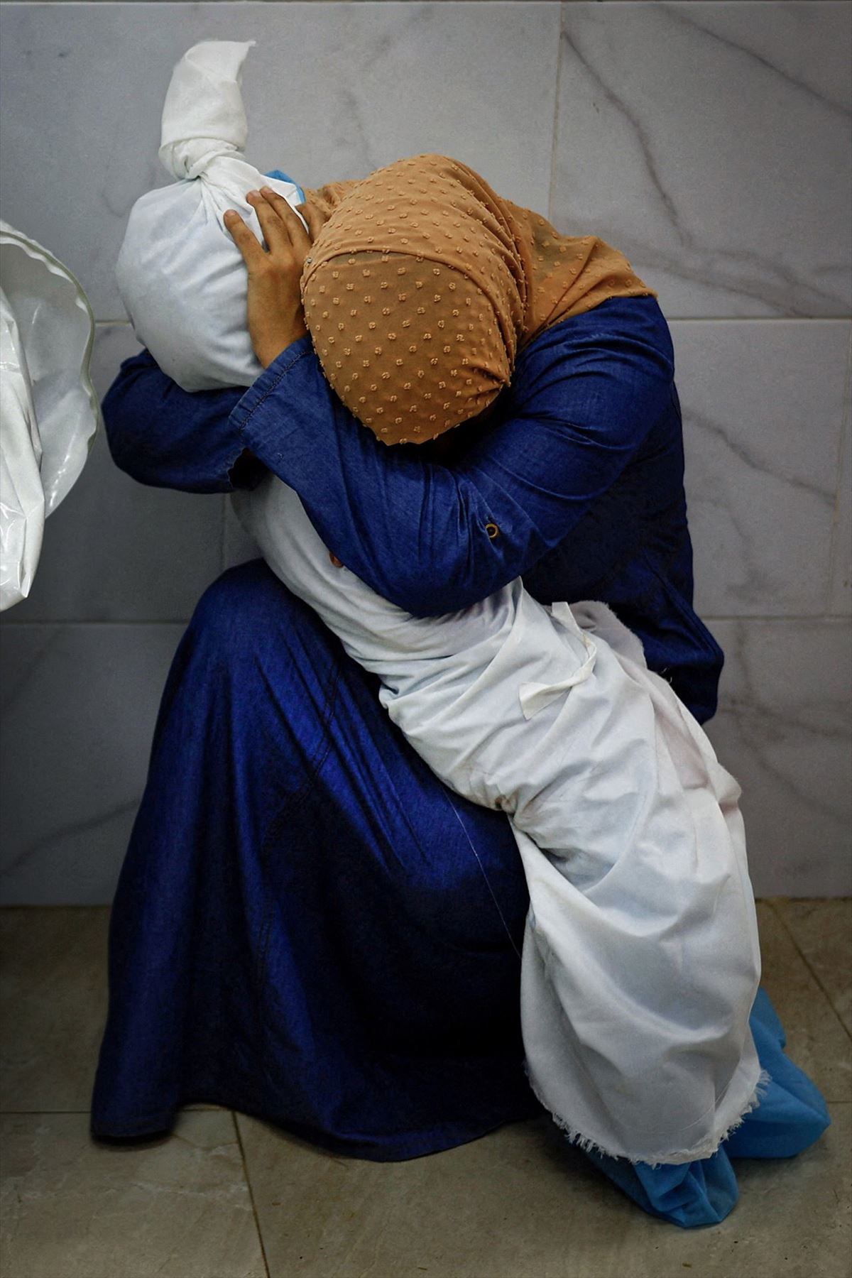 Inas Abu Maamar abraza a su sobrina fallecida