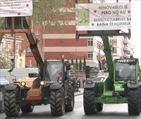 Una nueva tractorada de UAGA en Vitoria reclama la presencia del sector primario en la agenda política