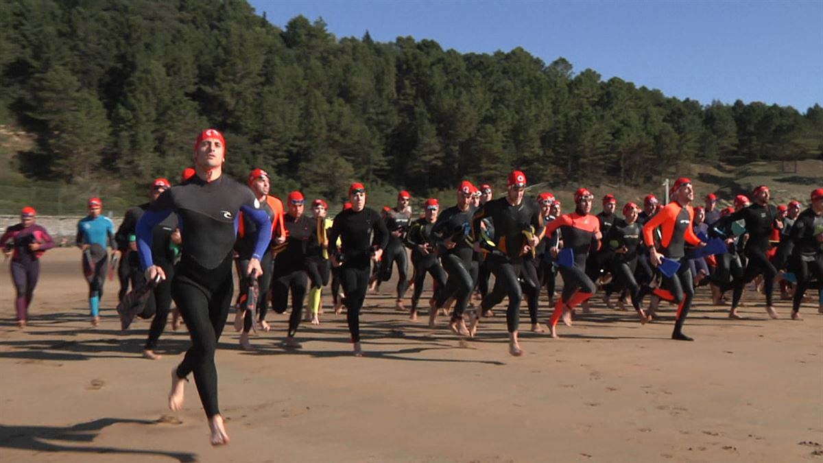 Cientos de aspirantes han realizado las pruebas para socorrista en las playas de Plentzia y Gorliz