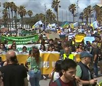 Milaka pertsonak protesta egin dute Kanarietan, neurrigabeko turismoaren aurka