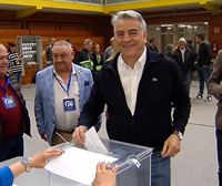 El candidato popular Javier de Andrés ejerce su derecho al voto en Vitoria-Gasteiz 