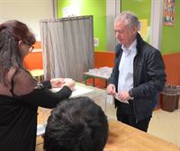 El lehendakari Iñigo Urkullu deposita su voto en Durango