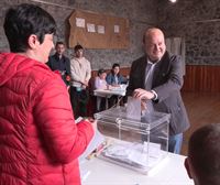 Andoni Ortuzar acude a su colegio electoral en Abanto-Zierbena