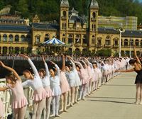 Cerca de 1500 bailarinas y bailarines brillan bailando en la barandilla de La Concha, en un domingo radiante