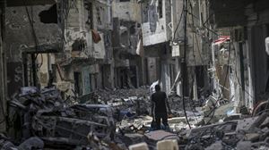 Edificios destruidos mientras los palestinos regresan a Khan Younis. EFE.
