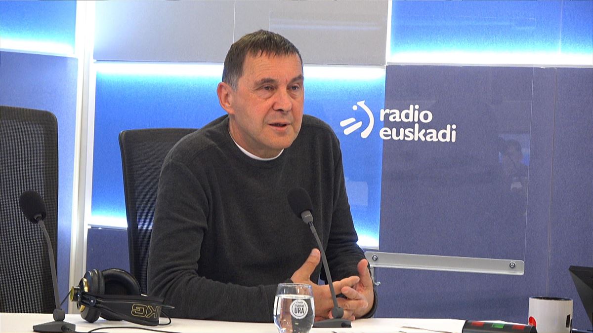Otegi, en los estudios de Radio Euskadi. 