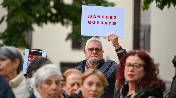 Un militante socialista sostiene un cartel en apoyo a Sánchez. 