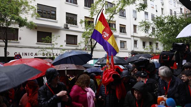 Simpatizantes socialistas ante la sede del PSOE en Ferraz, Madrid. Foto: EFE
