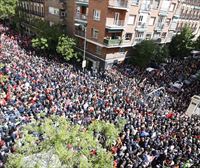 Miles de simpatizantes inundan Ferraz mientras el Comité Federal expresa su apoyo a Sánchez