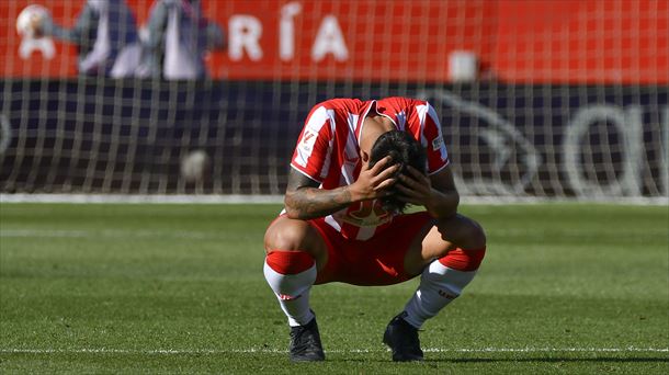 El jugador del Almería, Marcos Peña, se lamenta después de confirmarse el descenso. Foto: EFE