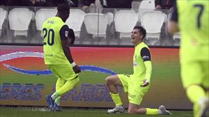 Morci celebra con Sibo uno de los dos goles que ha marcado al Burgos. Foto: @SDAmorebieta