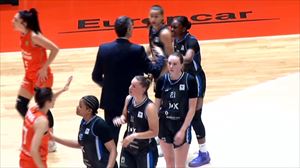 Las jugadoras del IDK Euskotren y Valencia Basket se saludan al final del partido. Foto: EITB Media