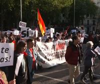 Miles de personas se echan a la calle en Madrid 'Por amor a la democracia'