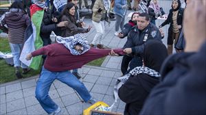 Un estudiante se resiste a un policía en una protesta a favor del pueblo palestino. Foto: EFE