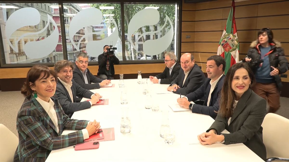 Primera reunión entre el PNV y PSE-EE para formar el próximo Gobierno Vasco.